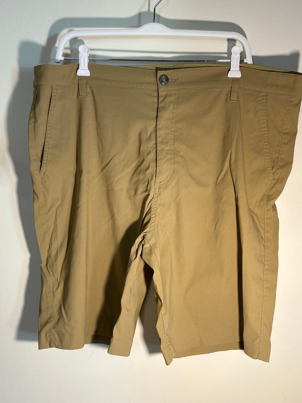 Men’s Eddie Bauer Carmel color golf style shorts size 40